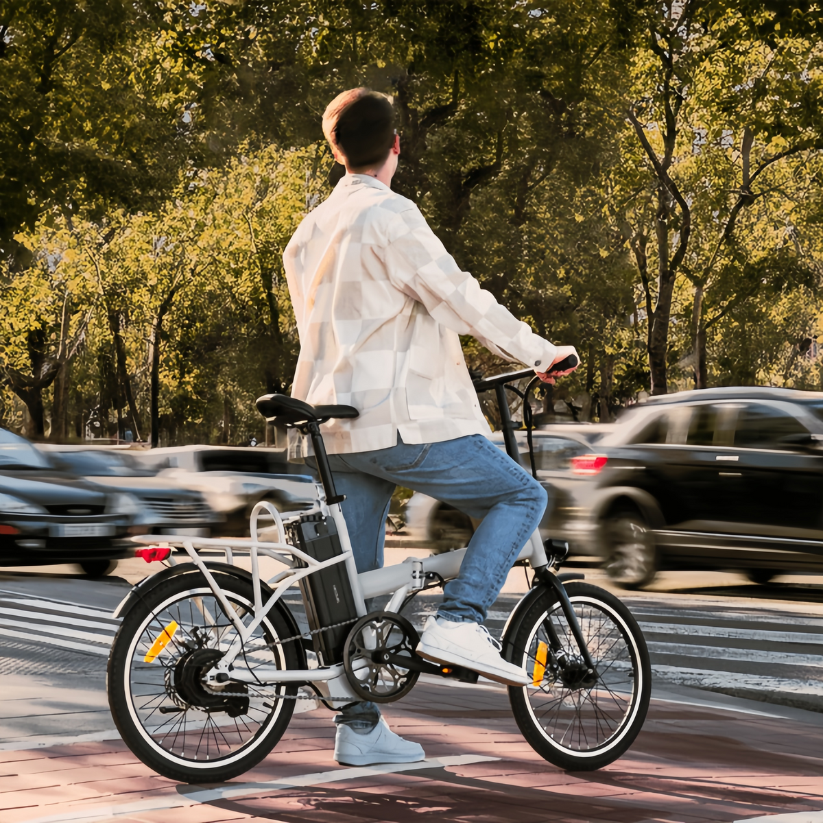 Bicicleta eléctrica Flexy La bicicleta eléctrica plegable es perfecta para desplazamientos urbanos y aventuras al aire libre. Con una autonomía de 35 km, puedes recorrer grandes distancias sin preocuparte por la batería. Sus ruedas de 20" ofrecen gran