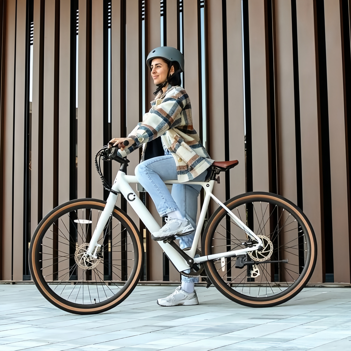 Bicicleta eléctrica Sprint Bicicleta eléctrica urbana de 28" con 70 Km de autonomía, cambio Shimano Altus de 8 velocidades y doble disco de freno hidráulico.