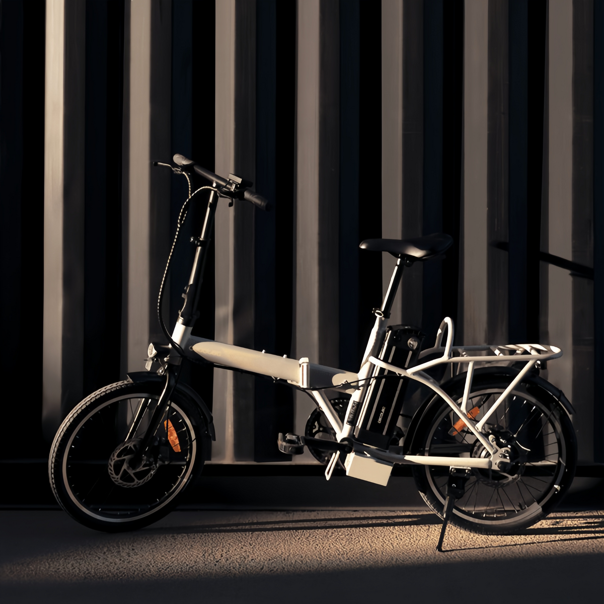 Bicicleta eléctrica Flexy La bicicleta eléctrica plegable es perfecta para desplazamientos urbanos y aventuras al aire libre. Con una autonomía de 35 km, puedes recorrer grandes distancias sin preocuparte por la batería. Sus ruedas de 20" ofrecen gran