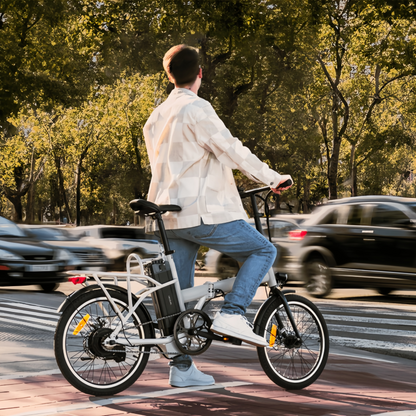 Bicicleta eléctrica Flexy La bicicleta eléctrica plegable es perfecta para desplazamientos urbanos y aventuras al aire libre. Con una autonomía de 35 km, puedes recorrer grandes distancias sin preocuparte por la batería. Sus ruedas de 20" ofrecen gran