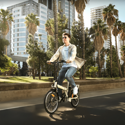 Bicicleta eléctrica Flexy La bicicleta eléctrica plegable es perfecta para desplazamientos urbanos y aventuras al aire libre. Con una autonomía de 35 km, puedes recorrer grandes distancias sin preocuparte por la batería. Sus ruedas de 20" ofrecen gran