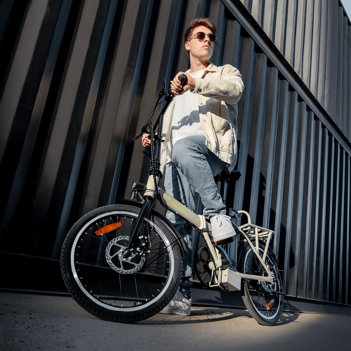 Bicicleta eléctrica Flexy La bicicleta eléctrica plegable es perfecta para desplazamientos urbanos y aventuras al aire libre. Con una autonomía de 35 km, puedes recorrer grandes distancias sin preocuparte por la batería. Sus ruedas de 20" ofrecen gran