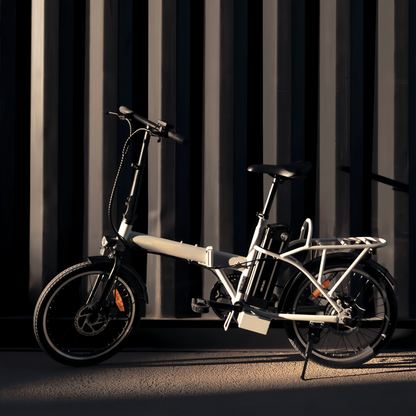 Bicicleta eléctrica Flexy La bicicleta eléctrica plegable es perfecta para desplazamientos urbanos y aventuras al aire libre. Con una autonomía de 35 km, puedes recorrer grandes distancias sin preocuparte por la batería. Sus ruedas de 20" ofrecen gran