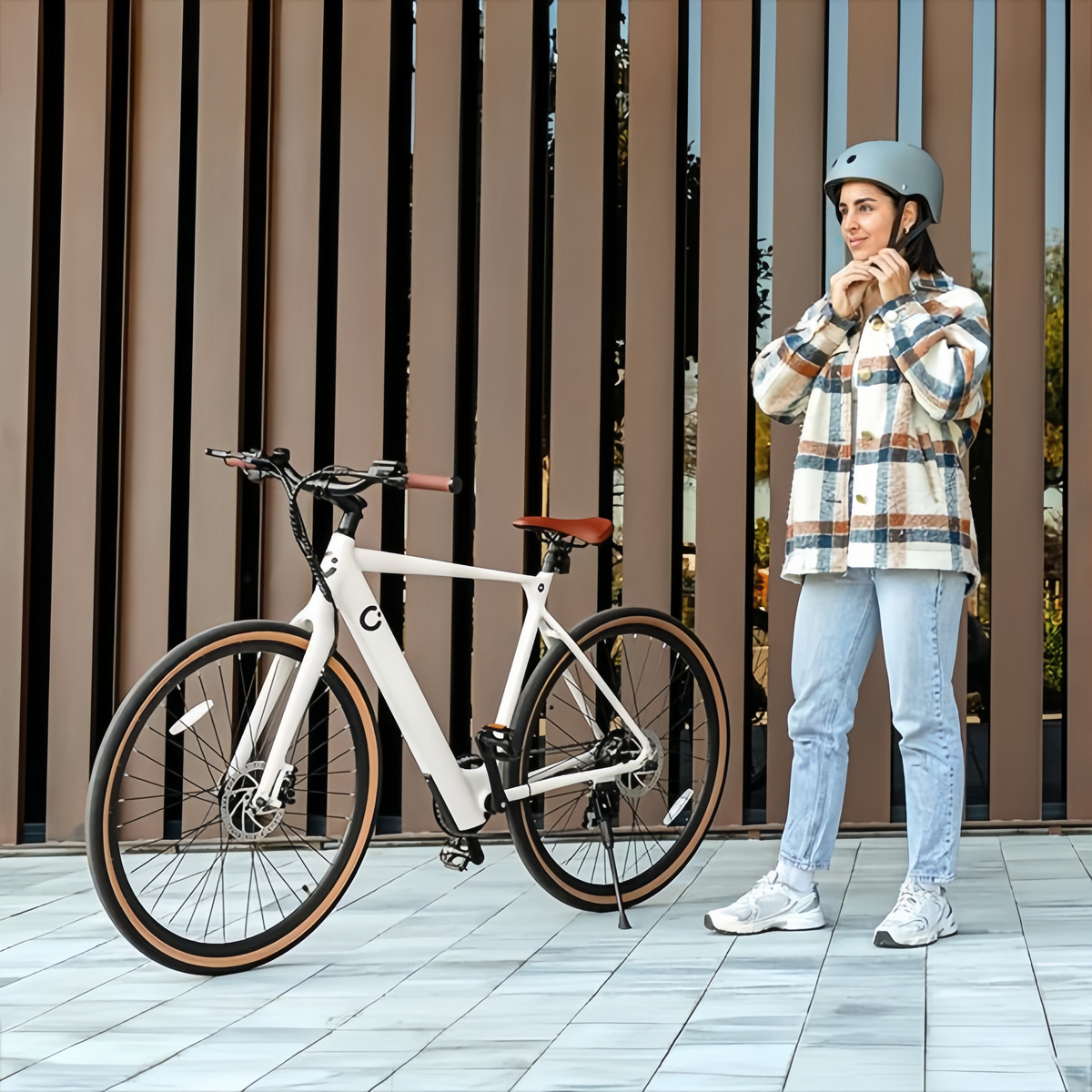 Bicicleta eléctrica Sprint Bicicleta eléctrica urbana de 28" con 70 Km de autonomía, cambio Shimano Altus de 8 velocidades y doble disco de freno hidráulico.